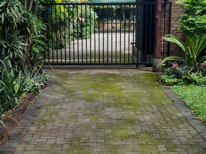 A generous corner stand, offering ample space and privacy. - Photo 3