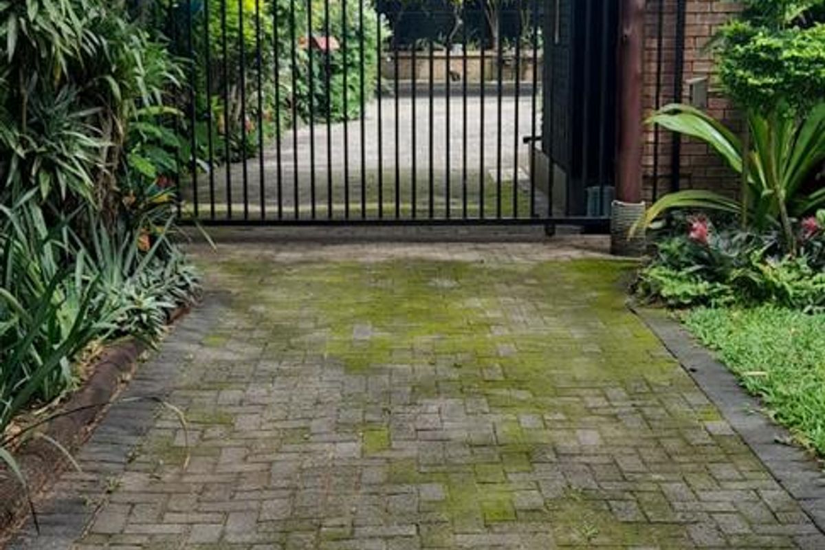 A generous corner stand, offering ample space and privacy. - Photo 3