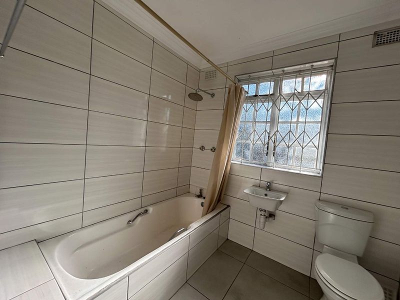 Charming 1-Bedroom Cottage with Private Garden! - Photo 8