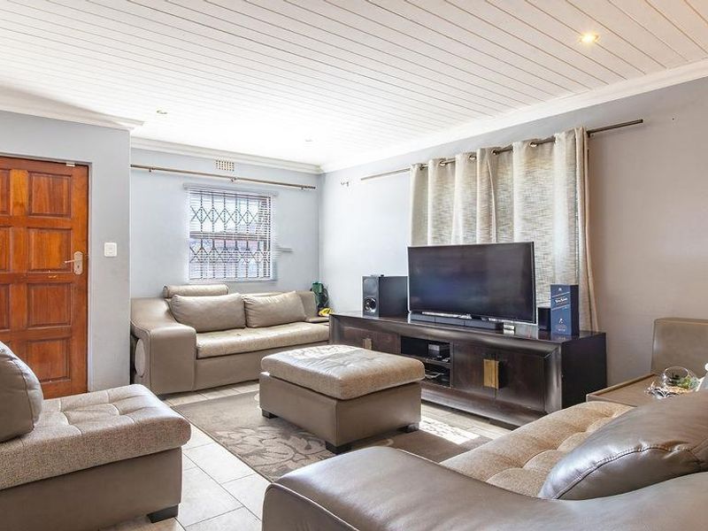 Modern 3-Bedroom Family Home for Sale in Oxford, Hagley - Photo 2