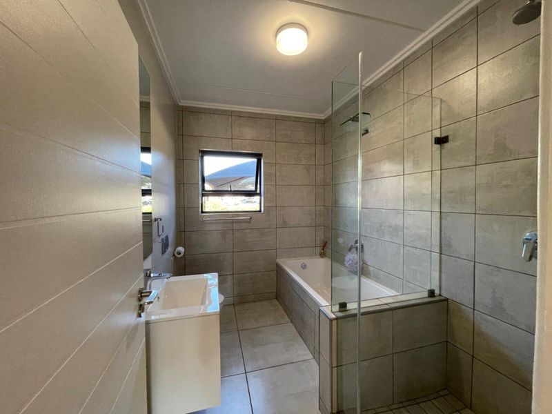 Luxurious 3-Bedroom Ground Floor Unit in Whistling Thorns - Photo 9