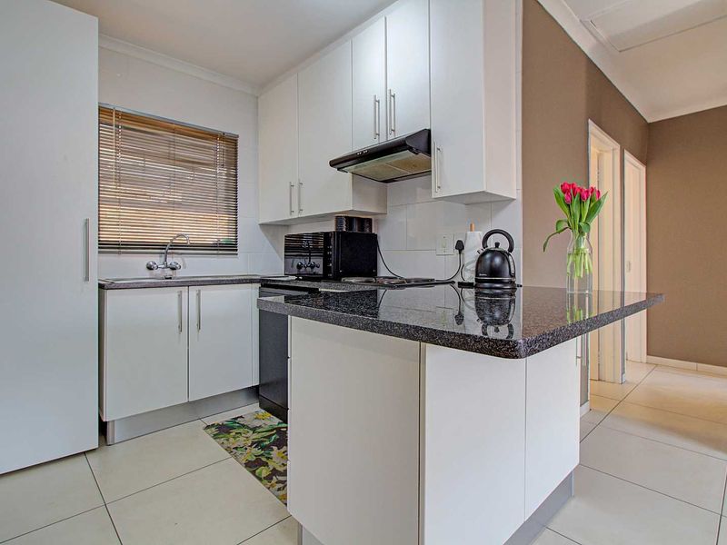 Spacious Living: 2 Areas, Covered Patio, Pet-Friendly Garden! - Photo 10