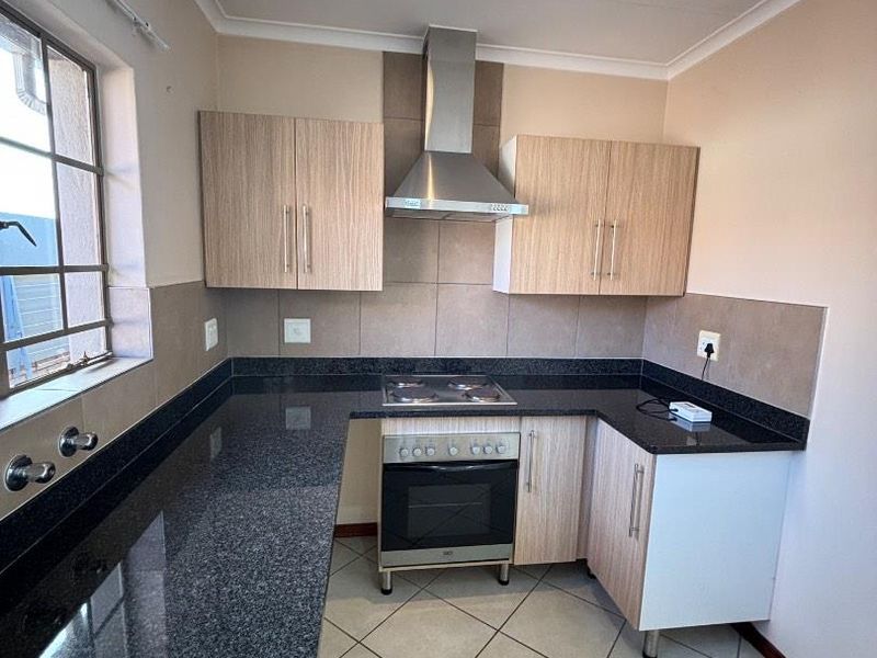 2 BEDROOM TOWNHOUSE IN MOOIKLOOF RIDGE ESTATE FOR SALE - Photo 10