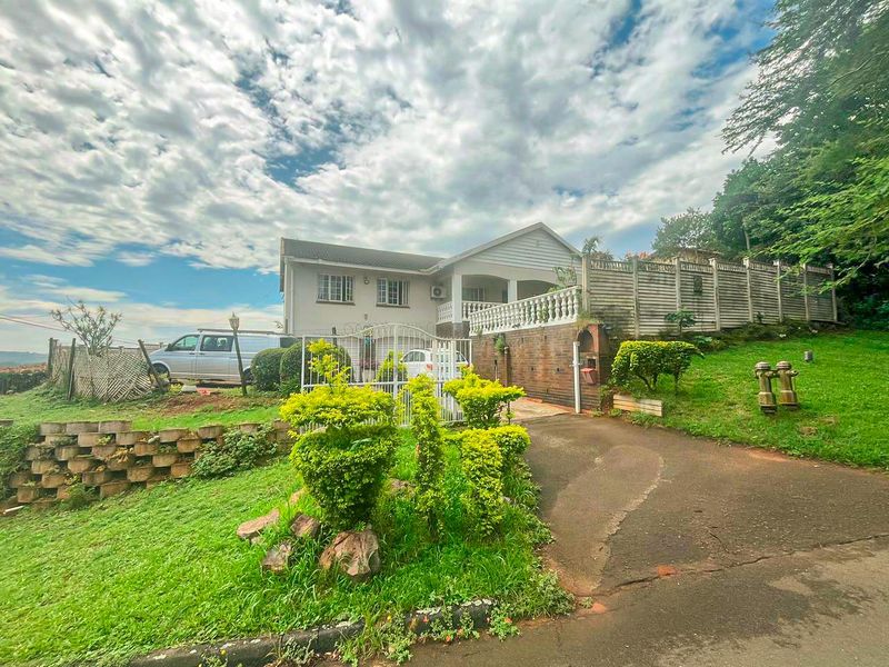 Massive home in sought after Glen Hills with magnificent inland views! - Photo 3