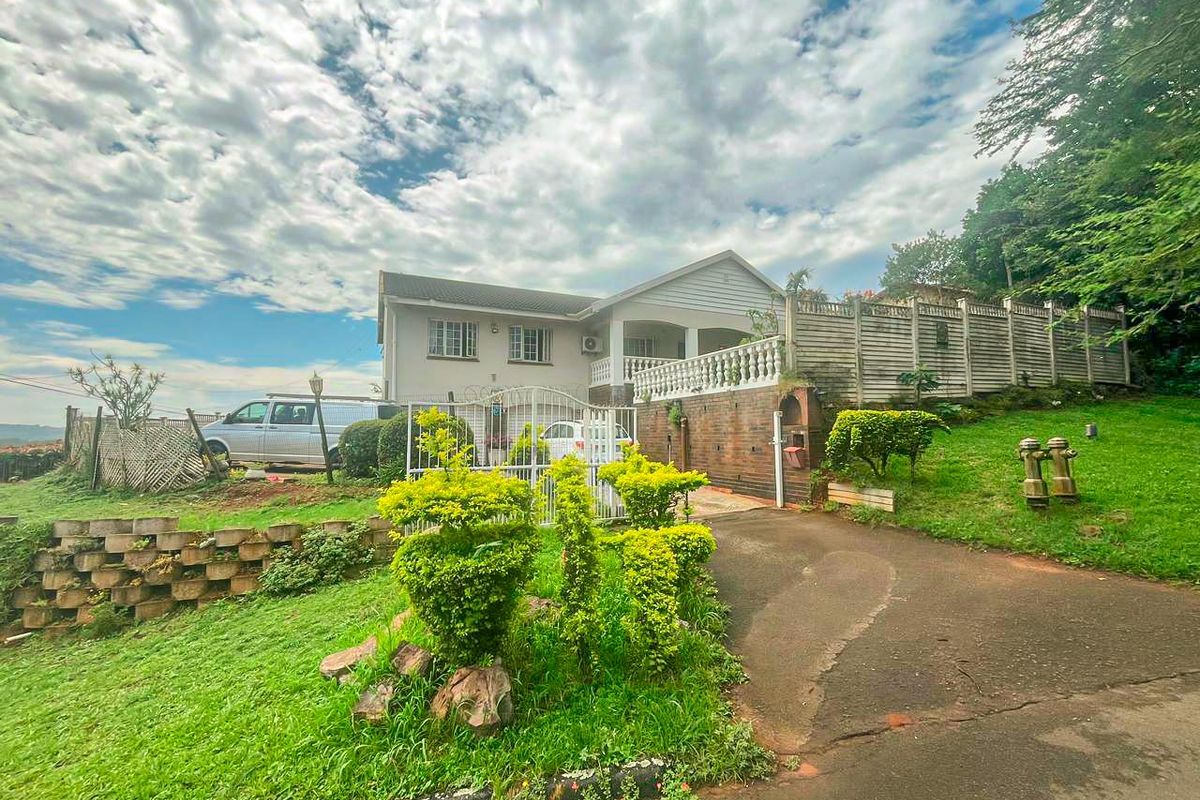 Massive home in sought after Glen Hills with magnificent inland views! - Photo 3