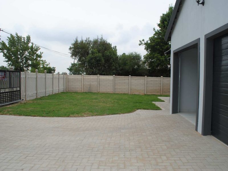 Modern Lovely newly Built home in the center of Riversdal - Photo 2