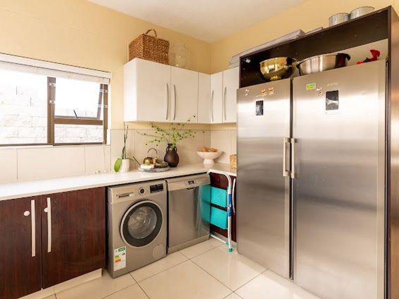 Elegant Family Home with Modern Comforts and an Endless View - Photo 5