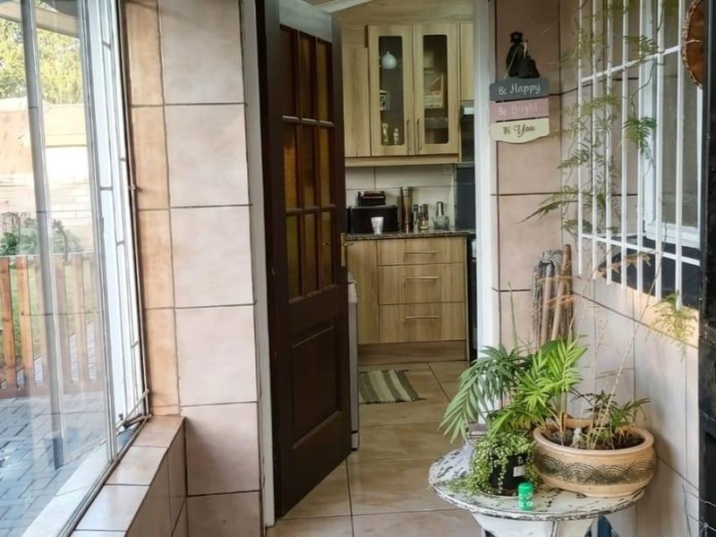 Neat family home in Meyerton Central - Photo 5