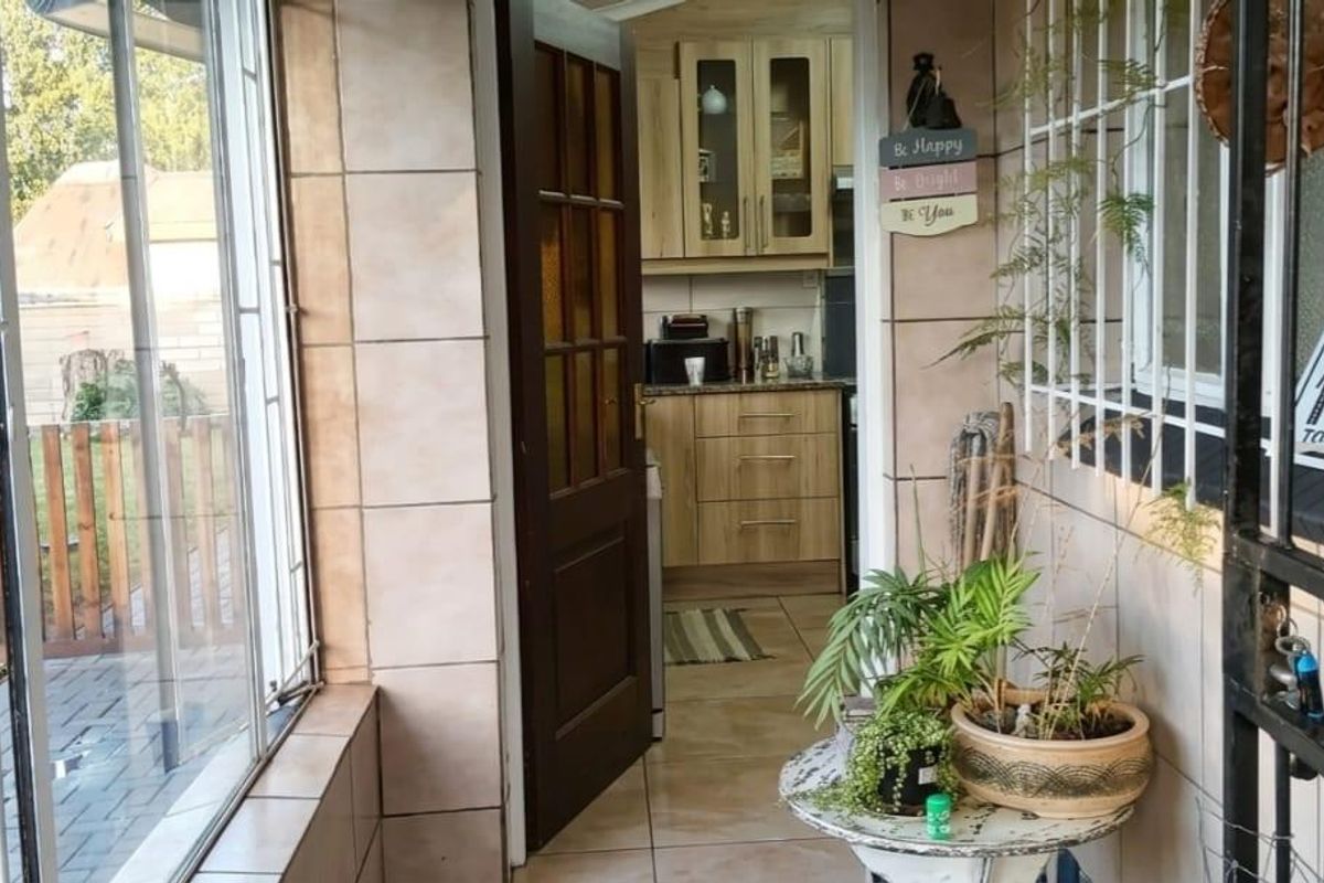 Neat family home in Meyerton Central - Photo 5