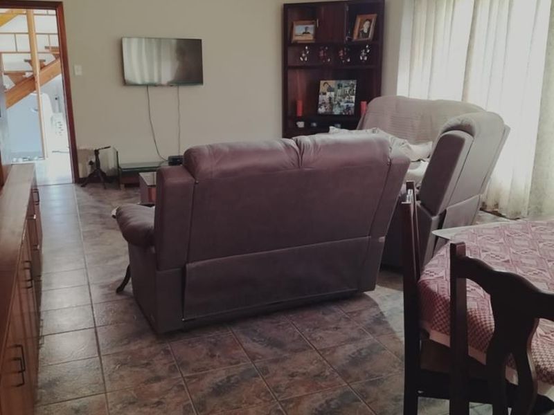 **A Spacious Family Home Perfect for Entertaining** - Photo 6