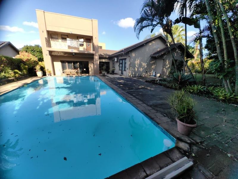 Grand Family Residence with Exceptional Entertainment Spaces in Veld En Vlei - Photo 1