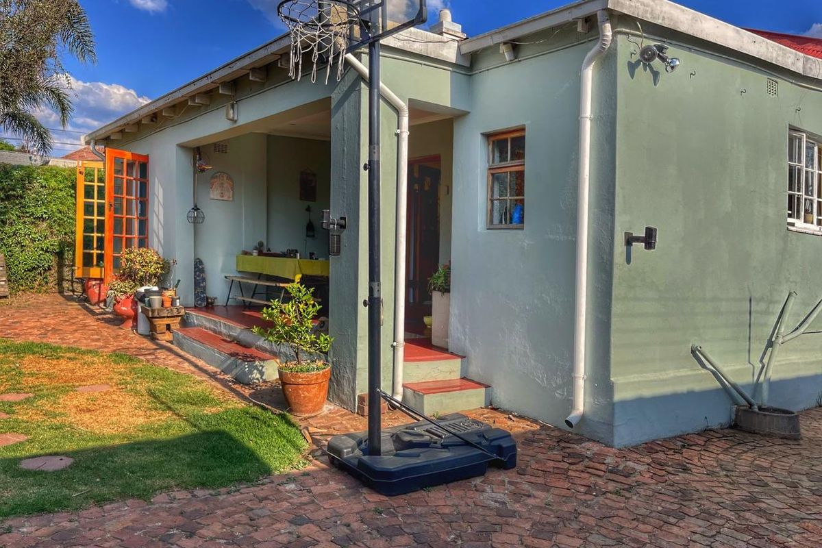 STUNNING RENOVATED HOME IN NORWOOD - Photo 4