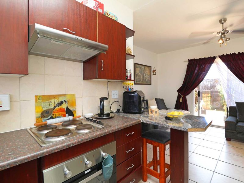 Neat Ground Floor Unit with Private Garden - Photo 2