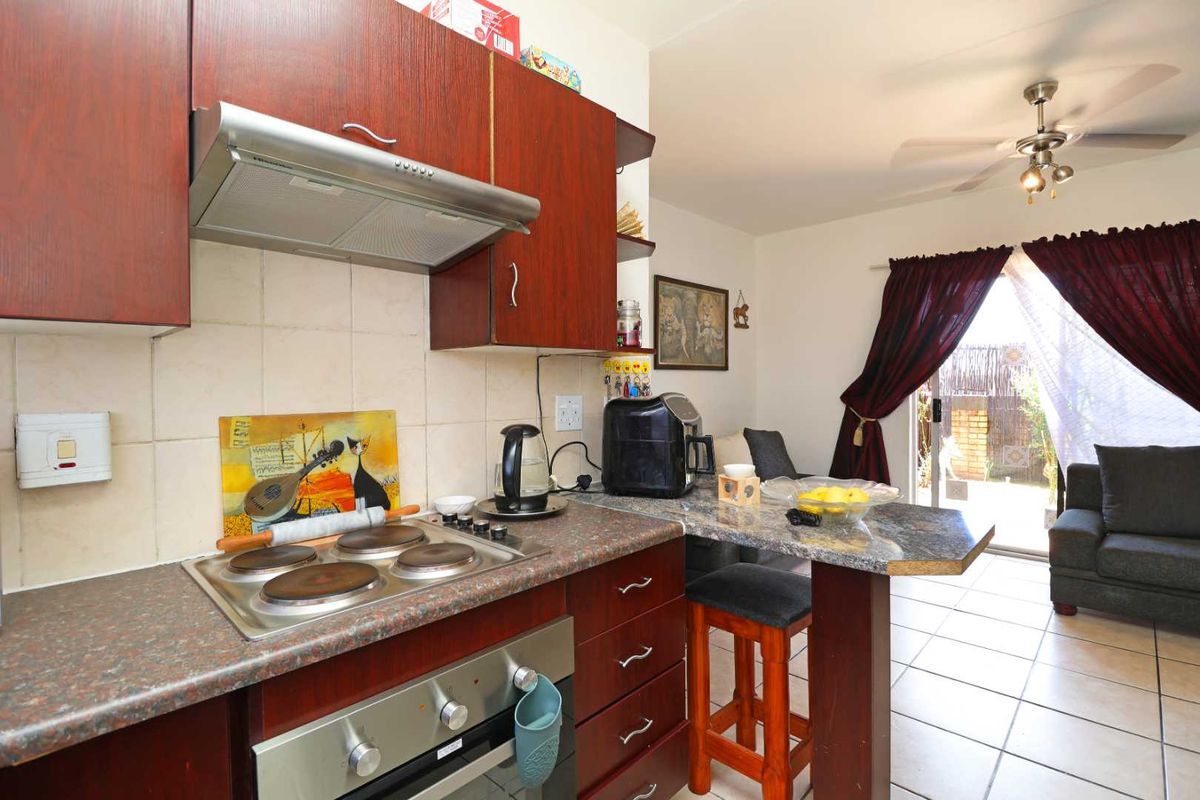 Neat Ground Floor Unit with Private Garden - Photo 2