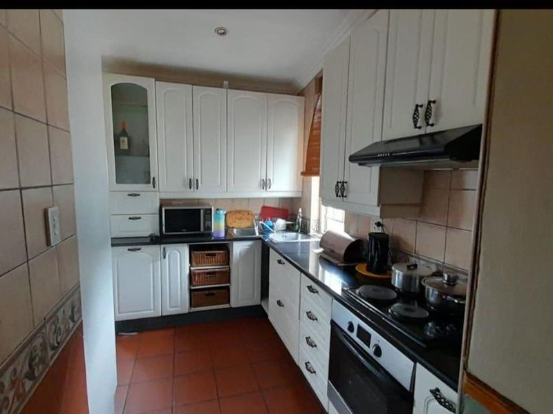 Spacious 3-Bedroom Home with 3 Income-Generating Cottages - Photo 6