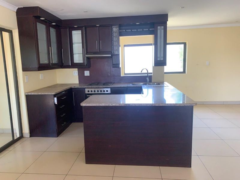 3 Bedroom house with a 4 X 1 Bedroom Flat to Rent Out. - Photo 3