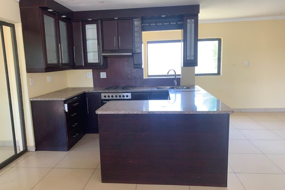 3 Bedroom house with a 4 X 1 Bedroom Flat to Rent Out. - Photo 3