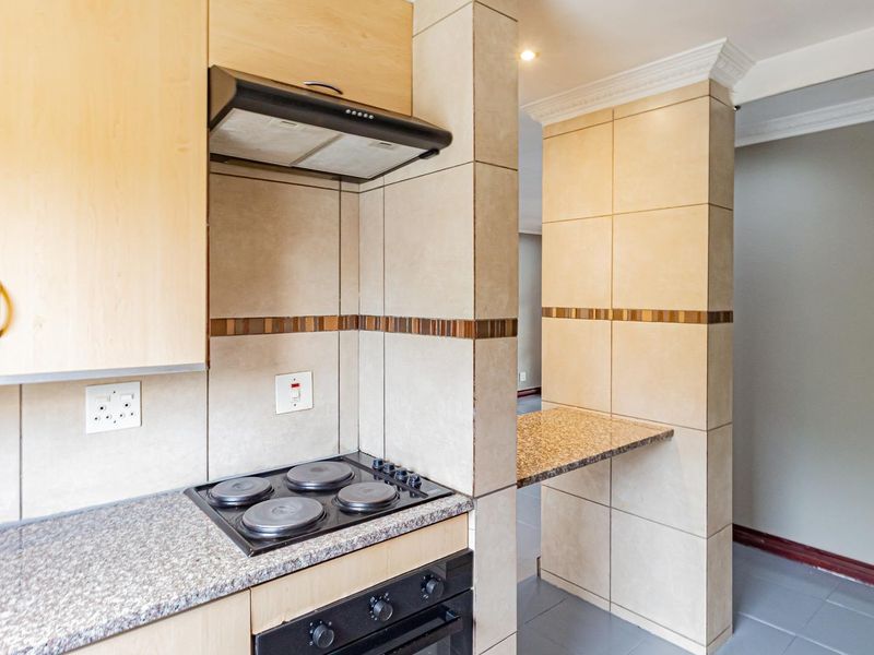 Spacious Two-Bedroom Apartment in a Secure Bryanston Estate - Photo 9