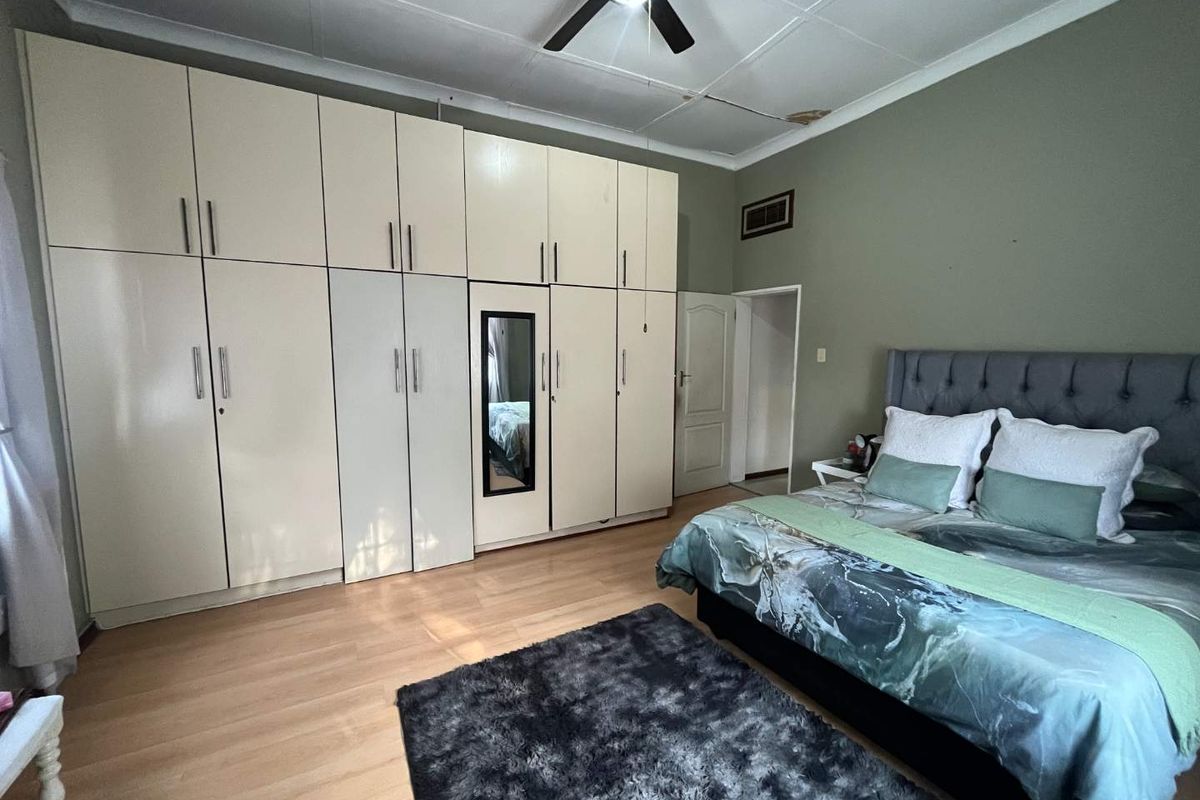 Spacious 3-Bedroom Family Home in Prime Lemoendraai Location – Great Investment Potential! - Photo 3