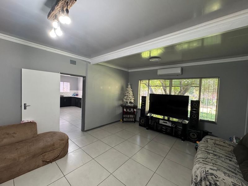 Charming Newly Renovated Home with Income-Generating Flat in Barkly West - Photo 8