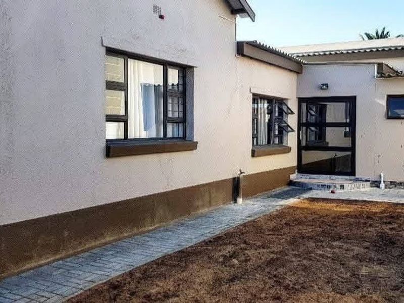 Beautiful free standing house for sale in Walvisbay-Hermes - Photo 2