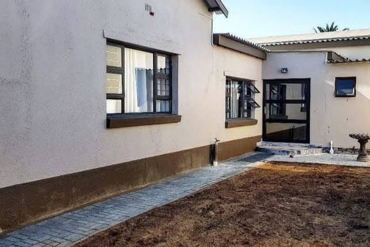 Beautiful free standing house for sale in Walvisbay-Hermes - Photo 2