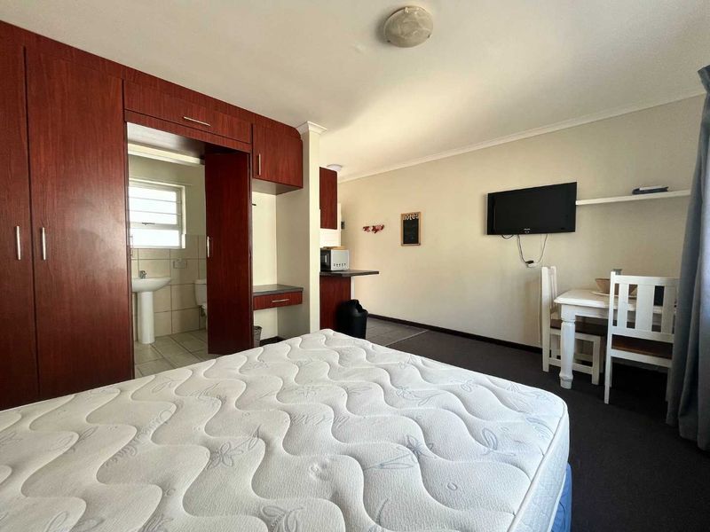 Bachelor flat to let in Summerstrand - Photo 9