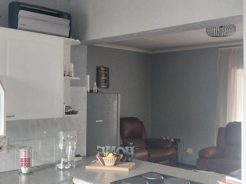 secure and neat top floor townhouse - Photo 3