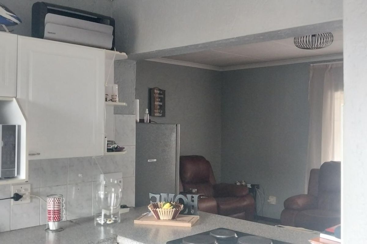 secure and neat top floor townhouse - Photo 3