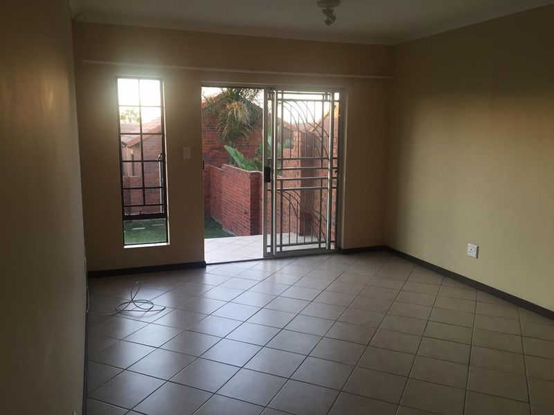Townhouse in secure complex with 2 tiled bedrooms - Photo 7