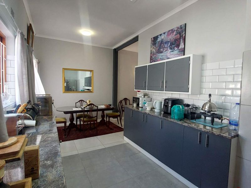 Elegant Historic 3 Bedroom Townhouse with High Ceilings in a Tranquil Garden Setting - Photo 7