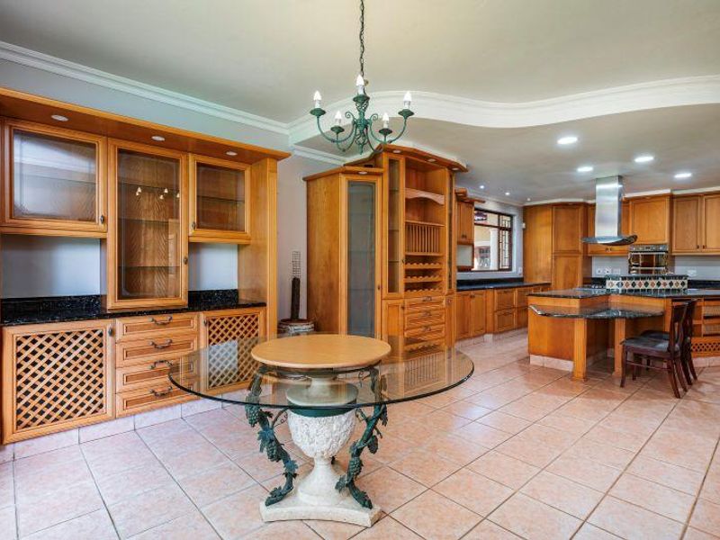 Exclusive Family Home, Perfectly Positioned. - Photo 6