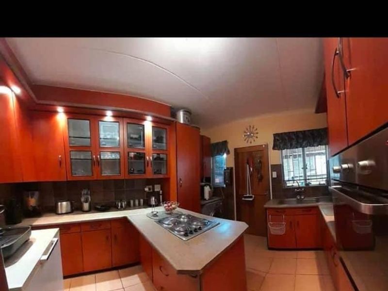 3 Bedroom House for Sale - Photo 2