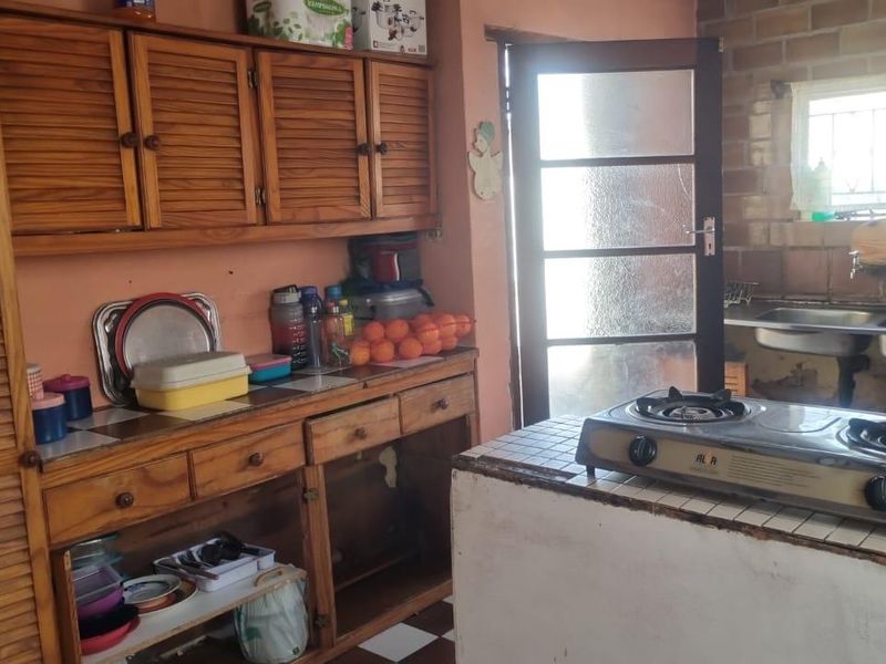 Kenilworth, 2 Bedroom house with flatlet and pool - Photo 9