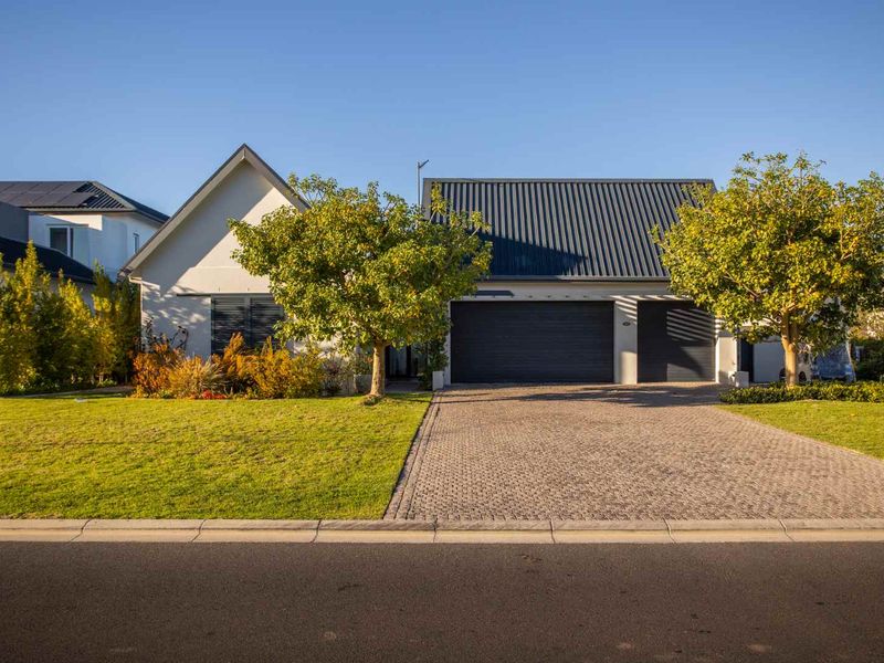 North-Facing Lakeside Living in a Beautiful Five-Bedroom Home on Val de Vie Estate - Photo 3