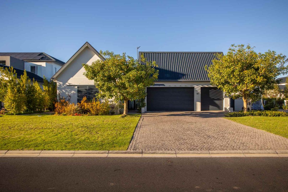 North-Facing Lakeside Living in a Beautiful Five-Bedroom Home on Val de Vie Estate - Photo 3