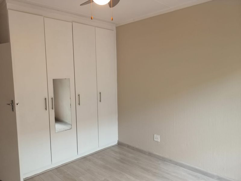 Elegant 2 Bedroom Ground Floor Home: Secure, Pet-Friendly, Perfect! - Photo 9