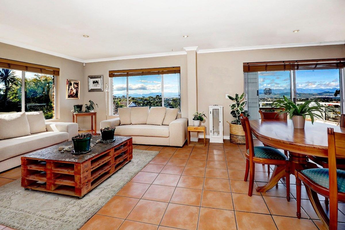 Townhouse, ideal for dual living, in popular security estate bordering golf course - Photo 4