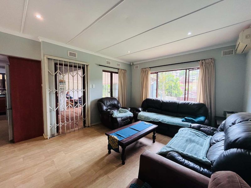 Hendra - Family Living with Income Potential in Sought-After Glen Anil - Photo 8