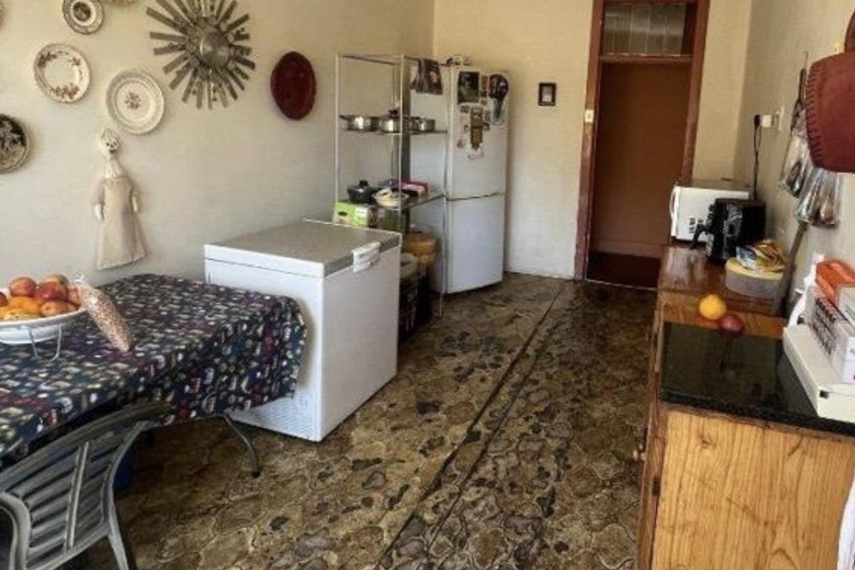 6-Bedroom Semi-Detached Home for Sale – Bezuidenhout Valley, Johannesburg Prime Location | Dual-Living | Investment Potential - Photo 3