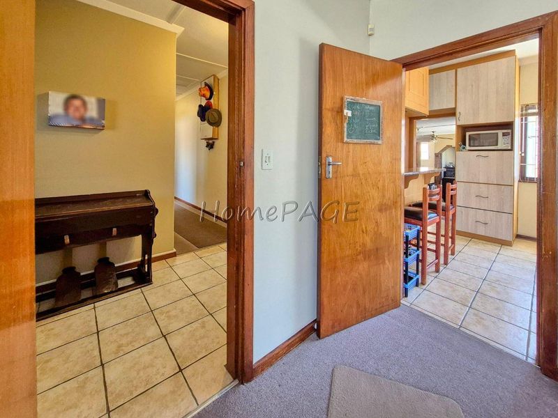 Central, Walvis Bay:  4 Bedr home with LOTS OF GARAGE SPACE is for sale - Photo 10