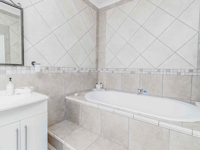 Upmarket Self Catering Tourist Venture for Sale - Photo 4