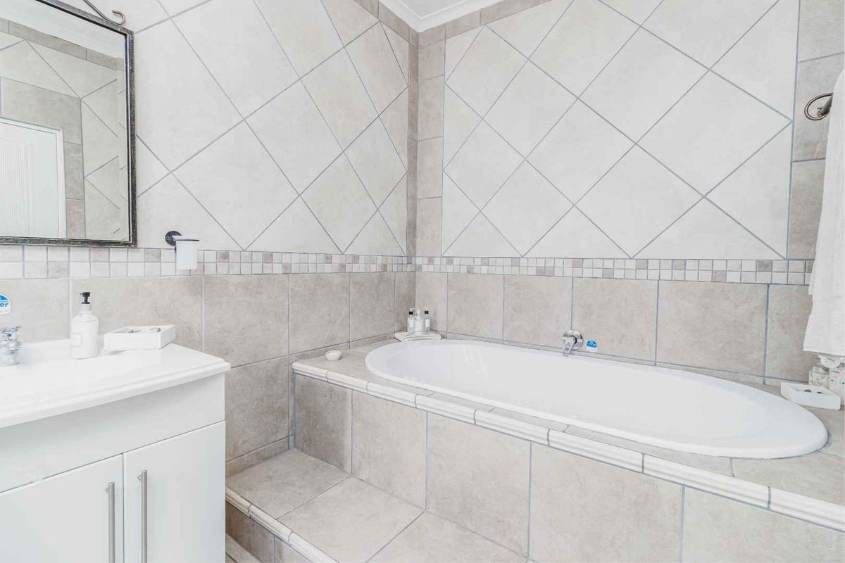 Upmarket Self Catering Tourist Venture for Sale - Photo 4