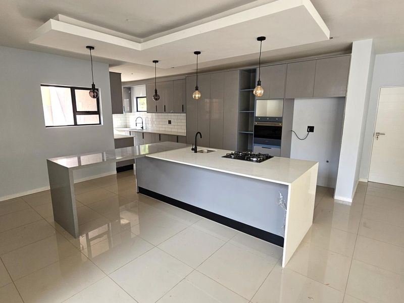 Executive 5 Bedroom House in Melodie Hartbeespoort - Photo 3