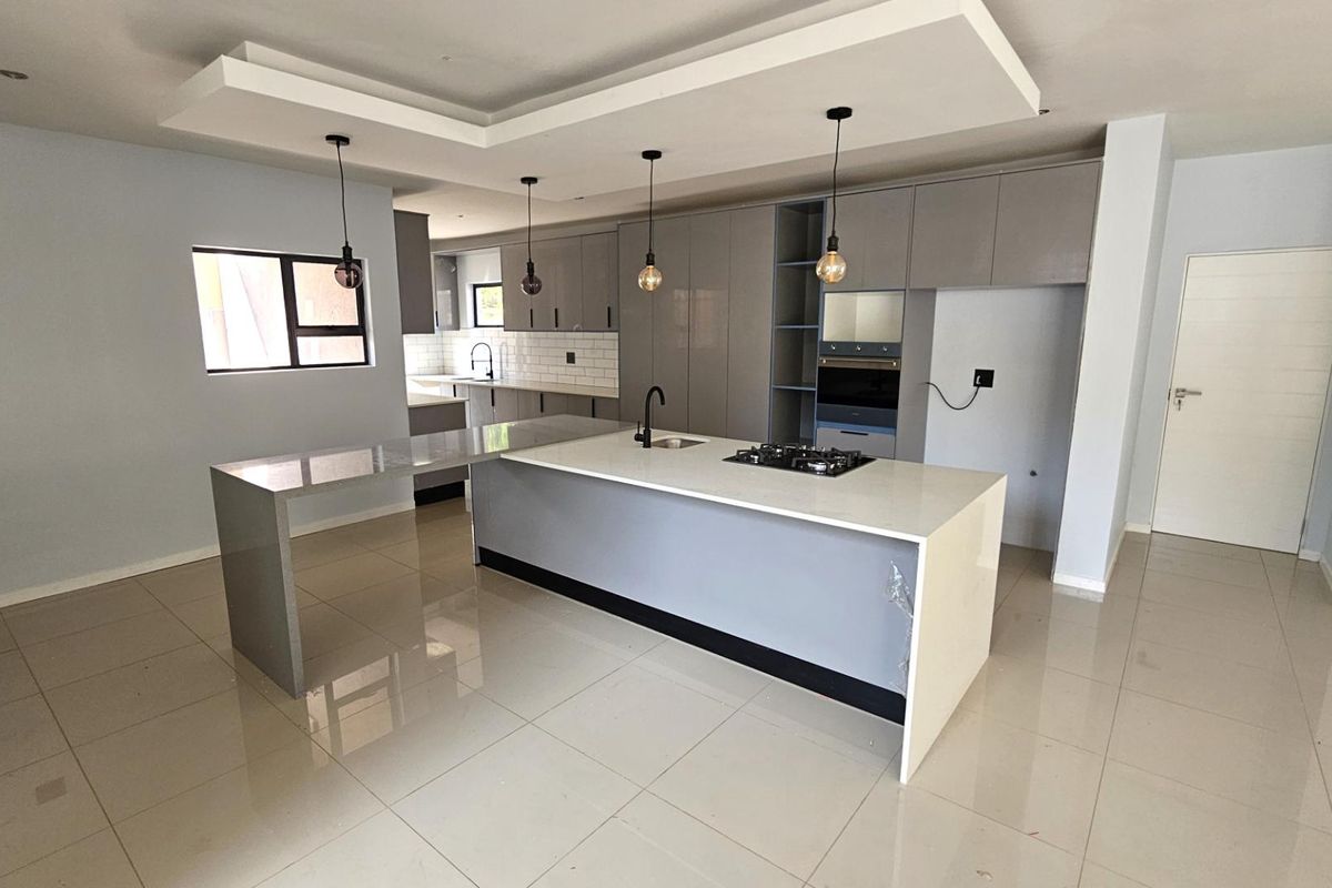 Executive 5 Bedroom House in Melodie Hartbeespoort - Photo 3