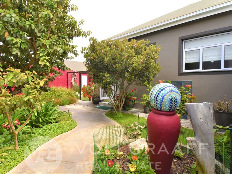 Investor’s dream: Stylish home plus 3 beautiful income-generating flatlets in CBD, Swakopmund - Photo 3