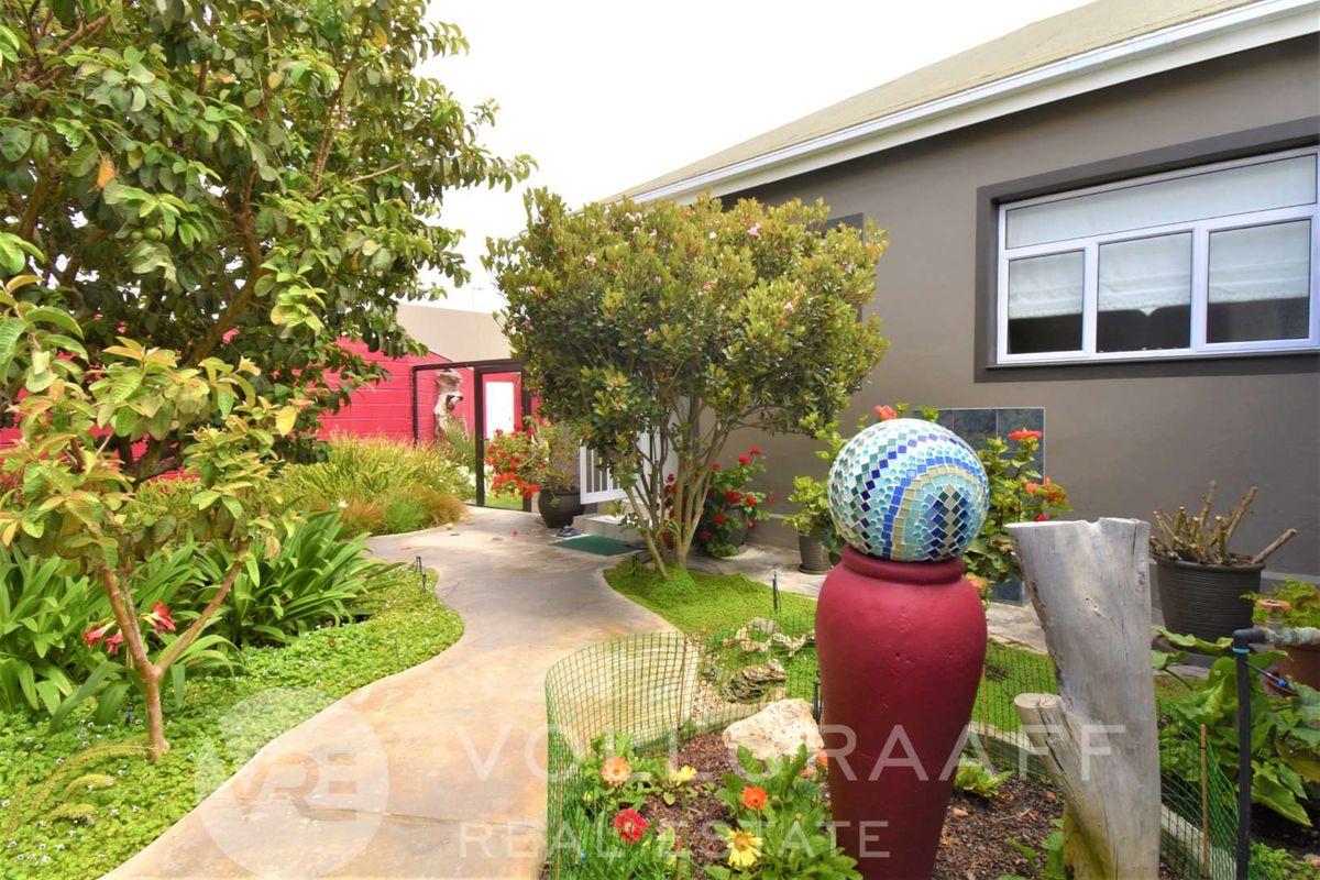 Investor’s dream: Stylish home plus 3 beautiful income-generating flatlets in CBD, Swakopmund - Photo 3