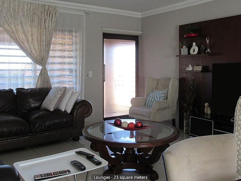 Modern 3-Bed Simplex with Private Garden & Double Garage - Photo 3
