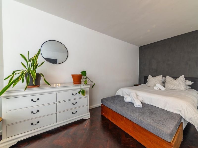 Modern Sea Point Apartment: Comfort by the Coast | Available Immediately - Photo 8