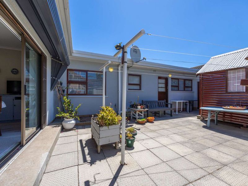 Spacious Family Home with Dual Living, Work-From-Home Office & Solar Power – Goodwood - Photo 4